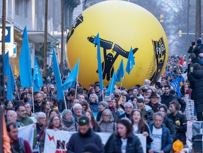 Una imagen de la manifestación en Barcelona contra la ampliación del aeropuerto, la construcción del Cuarto cinturón y del Hard Rock.