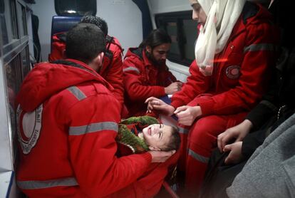 Servicios médicos atienden a un niño sirio en una operación de evacuación de civiles de la Media Luna Roja en Guta (Siria). Cerca del 12% de los niños del enclave cercado sufren malnutrición aguda, según la ONU. El Observatorio Sirio para los Derechos Humanos precisó el pasado fin de semana que al menos 720 enfermos precisan de una evacuación urgente.