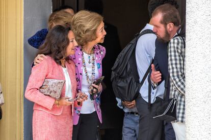 Los abuelos de la infanta Sofía han charlado y reído a la entrada y la salida de la iglesia, donde se han mezclado con el resto de asistentes, los otros 15 jóvenes de 4º de la ESO que recibían la confirmación y sus familias, unas 200 personas en total. En 2021, cuando tuvo lugar la confirmación de la princesa Leonor, solo acudieron a la parroquia sus padres y su hermana, puesto que había restricciones de aforo a causa de la pandemia.