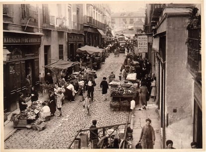 1929 (aproximadamente). Tenderetes y cajones en el mercado al aire libre de la Corredera Baja de San Pablo. En 1835 la zona acogió quizá el primer mercado cubierto de la ciudad, pero se reveló insuficiente para albergar a todos los vendedores, que siguieron ocupando las calles aledañas.