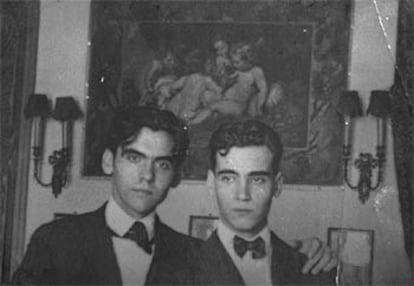 Federico y Francisco García Lorca (derecha), en la casa granadina de la Acera del Darro.