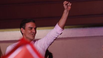 El líder del PSOE, Pedro Sánchez, celebra los resultados de las elecciones en la sede de su partido en Madrid.
