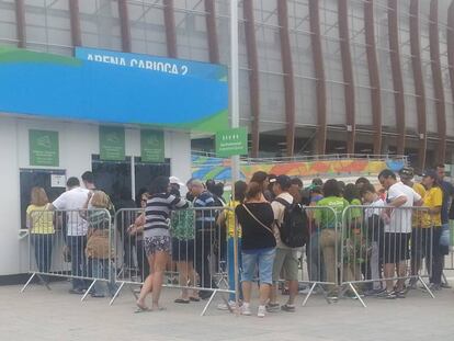 Grupo de pessoas faz fila para comprar entradas aos Jogos Paralímpicos.