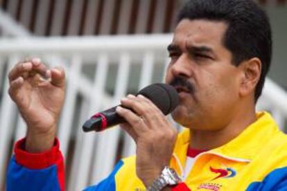 El presidente de Venezuela Nicolás Maduro (c) habla durante un acto de entrega de viviendas a gente damnificada el pasado 25 de abril, en un barrio de Caracas (Venezuela).
