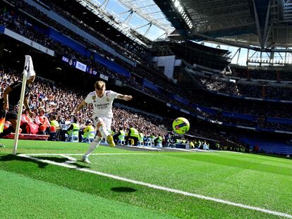 Real Madrid's German midfielder Toni Kroos kicks the ball during the Spanish league football match between Real Madrid CF and RCD Espanyol at the Santiago Bernabeu stadium in Madrid on March 11, 2023. (Photo by JAVIER SORIANO / AFP)