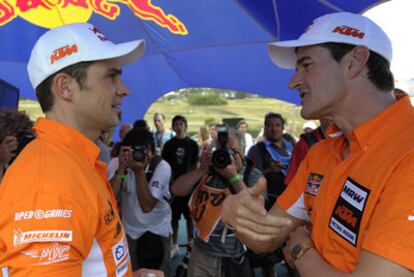 Coma, a la derecha, y Despres charlan durante la presentación del Dakar en Mar del Plata.