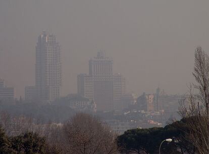 Vista de los edificios de la plaza de España de Madrid, difuminados por el efecto de la contaminación, en enero de 2005.