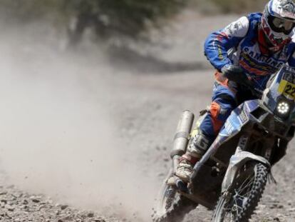  El piloto franc&eacute;s Alain Duclos en acci&oacute;n durante la cuarta etapa del rally Dakar.