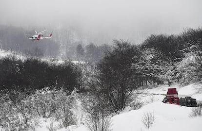 Un helicóptero de rescate se acerca a la zona de Rigopiano, zona donde un hotel ha sido enterrado bajo una avalancha. 