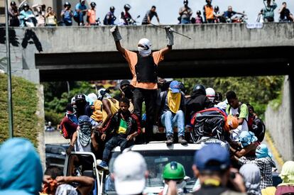 Un grupo de activistas de la oposición bloquea la autopista Francisco Fajardo de Caracas.
