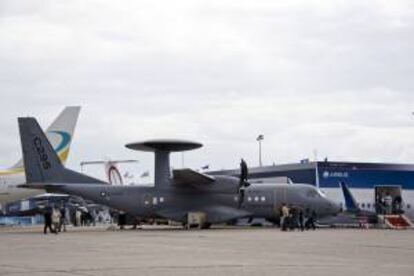 Un avión C295 militar en la Exhibición Aérea de París en Francia. EFE/Archivo