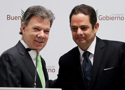 Juan Manuel Santos posa con su exministro, Germán Vargas Lleras