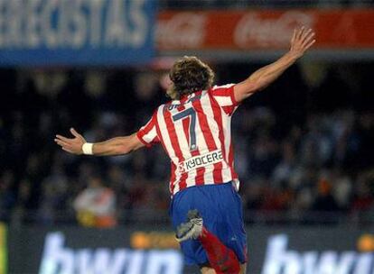 Diego Forlán celebra su tanto ante el Xerez.