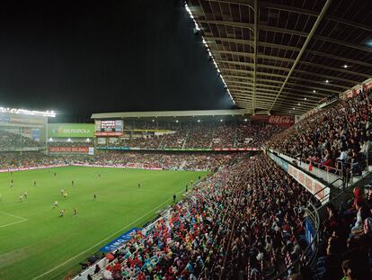 Imagen del viejo San Mamés, en 2010, durante un partido entre el Athletic y el Barcelona.