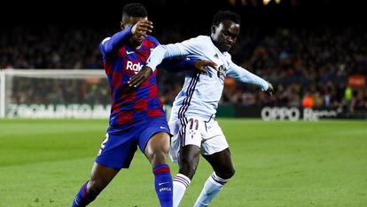 Pione Sisto disputan el balón con Semedo durante el Barcelona-Celta de esta temporada.