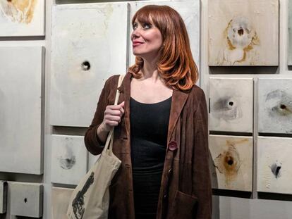 Paula Bonet, aquest dimarts, al Centre Cultural La Nau de la Universitat de València, amb les seves pintures de l'exposició 'L'anguila'.