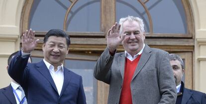 El presidente chino Xi Jinping junto a su homólogo checo, Milos Zeman.