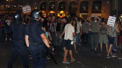 Policías durante una carga el pasado día 17 en la Puerta del Sol, en Madrid, contra los participantes en la manifestación convocada por la organización Europa Laica contra la financiación pública y el apoyo institucional a la visita de Benedicto XVI.