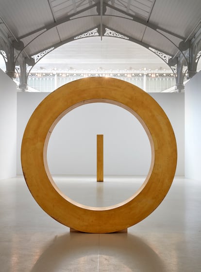 'The Door of Innocence, 1986-1989'. Al fondo 'The Figure of Question is the Room, 1986', de James Lee Byars.