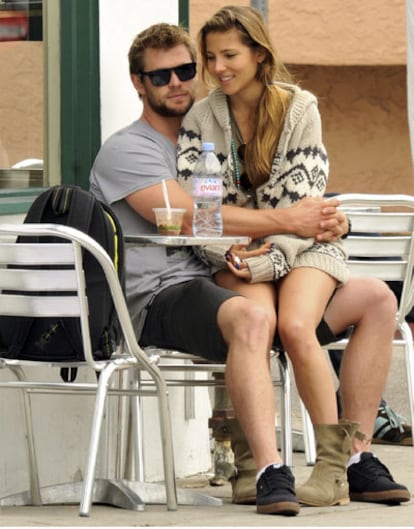 Elsa Pataky y su novio Chris Hemsworth, en Venice Beach.