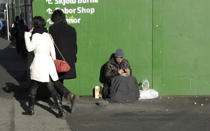 Um mendigo estrangeiro pede nas ruas de Copenhague (Dinamarca) em fevereiro de 2015.