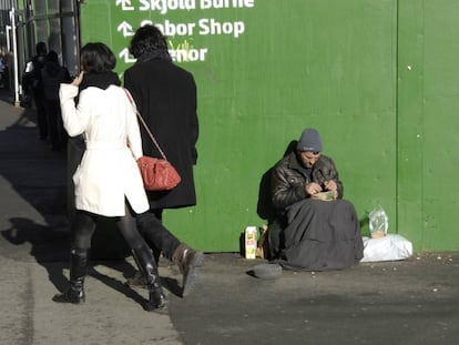 Un mendigo extranjero pide en las calles de Copenhague (Dinamarca) en febrero de 2015. 