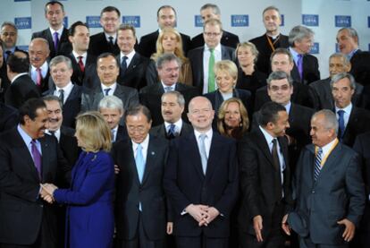 El ministro de Exteriores británico, William Hague (tercero por la derecha, en primera fila), rodeado por los participantes en la reunión sobre la intervención en Libia.