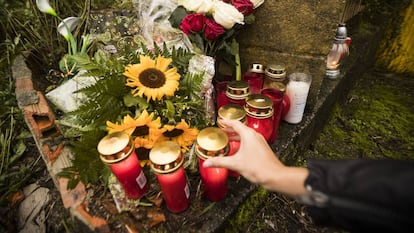 Velas y flores en recuerdo de Diana Quer a la entrada de la nave de Asados (Rianxo).