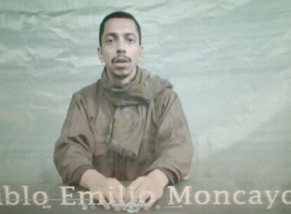 El militar colombiano Pablo Emilio Moncayo, secuestrado por las FARC, en una imagen del vídeo difundido hoy.