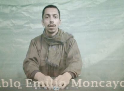 El militar colombiano Pablo Emilio Moncayo, secuestrado por las FARC, en una imagen del vídeo difundido hoy.