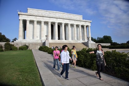Varios visitantes abandonan el Monumento a Lincoln, en Washington. Se trata de una de las mayores atracciones turistas de la capital, desde que fuese inaugurada en 1922.
