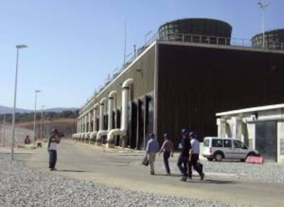 Varias personas junta a las nuevas torres de la Central Nuclear de Almaraz (CNA), en Cáceres. EFE/Archivo