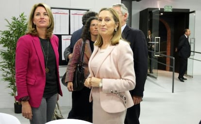 Ana Pastor, a la derecha, junto a Arantza Quiroga, Beatriz Marcos y Antón Damborenea.