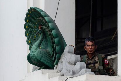 Un soldado hace guardia en el exterior del Ayuntamiento en Yangon, este lunes. Las embajadas de los países occidentales han recomendado a sus ciudadanos residentes que permanezcan en sus domicilios y no salgan a la calle si no resulta imprescindible.