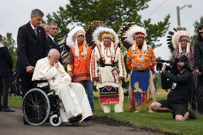 El Papa es empujado en su silla de ruedas durante su visita al parque Maskwa, luego de la reunión, para continuar su recorrido de seis días por Canadá.
