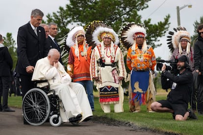 El Papa es empujado en su silla de ruedas durante su visita al parque Maskwa, luego de la reunión, para continuar su recorrido de seis días por Canadá.