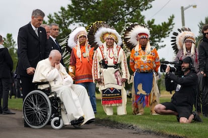 El Papa es empujado en su silla de ruedas durante su visita al parque Maskwa, luego de la reunión, para continuar su recorrido de seis días por Canadá.
