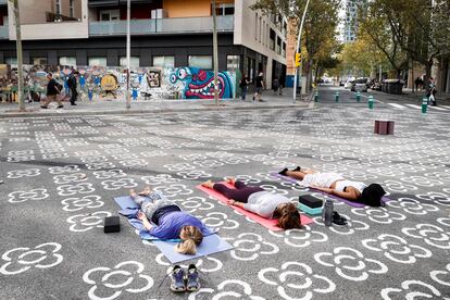 Superilla de Poble Nou. Un grupo de mujeres en una clase de yoga.