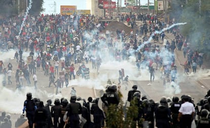 Manifestantes enfrentam a polícia durante protesto enquanto Juan Orlando Hernandez assumia segundo mandato no sábado.