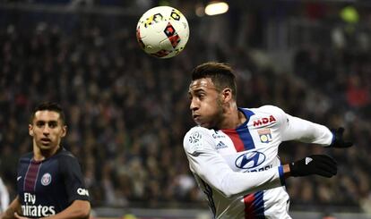 El Olympique de Lyon frente al PSG en un partido de la liga francesa