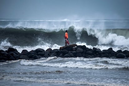 Un salvavidas observa una fuerte ola que llega a la costa debido a 'Grace', que recobró fuerza como huracán categoría 2, en Boca del Río, Veracruz.