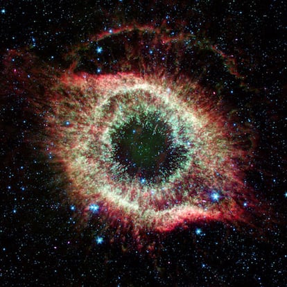 Este ojo que parece mirarnos desde el espacio es la nebulosa de la Hélice. Esta imagen infrarroja es una de las cincuenta imágenes de la exposición <i>El Universo para que lo descubras</i>, inaugurada por el príncipe Felipe el pasado 27 de enero y con la que se abren los actos del Año Internacional de la Astronomía en España.