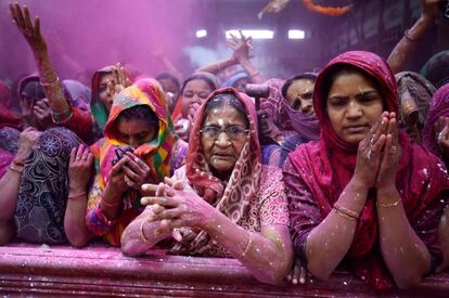 Mujeres ofrecen oraciones dentro de un templo durante la celebración del Holi en Ahmedabad (India), el 1 de marzo de 2018.