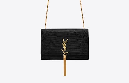 Kate El must have de Yves Saint Laurent. Está disponible en una amplia variedad de colores, con el emblema de la maison en dorado, plata o negro, con o sin borla... Pero manteniendo su depurada forma rectangular. Una cartera para colgar al hombro que no pasa de moda y se adapta a cualquier ocasión. Precio: 1.750 euros