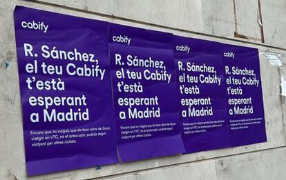 Cartel de Cabify en Gavà (Barcelona) en el que se lee: "R. Sánchez, tu Cabify te está esperando en Madrid".