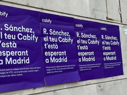 Cartel de Cabify en Gavà (Barcelona) en el que se lee: "R. Sánchez, tu Cabify te está esperando en Madrid".