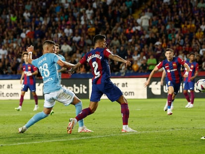 Joao Cancelo anotando frente al Celta de Vigo.