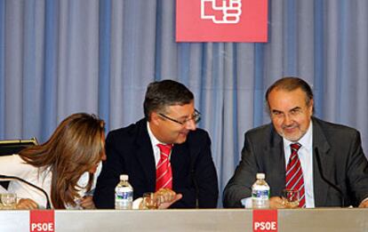 De izquierda a derecha, Trinidad Jiménez, José Blanco y Pedro Solbes, en la reunión de ayer.