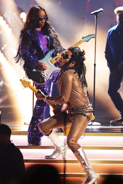 H.E.R. y Lenny Kravitz interpretando 'Are You Gonna Go My Way'.