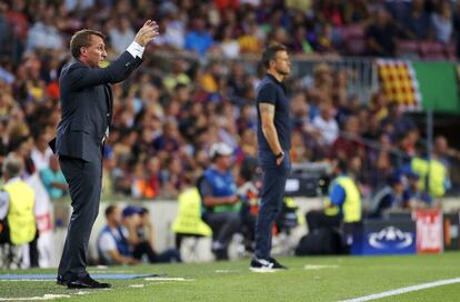 El entrenador del Celtic Glasgow Brendan Rodgers (i) da instrucciones a sus jugadores.